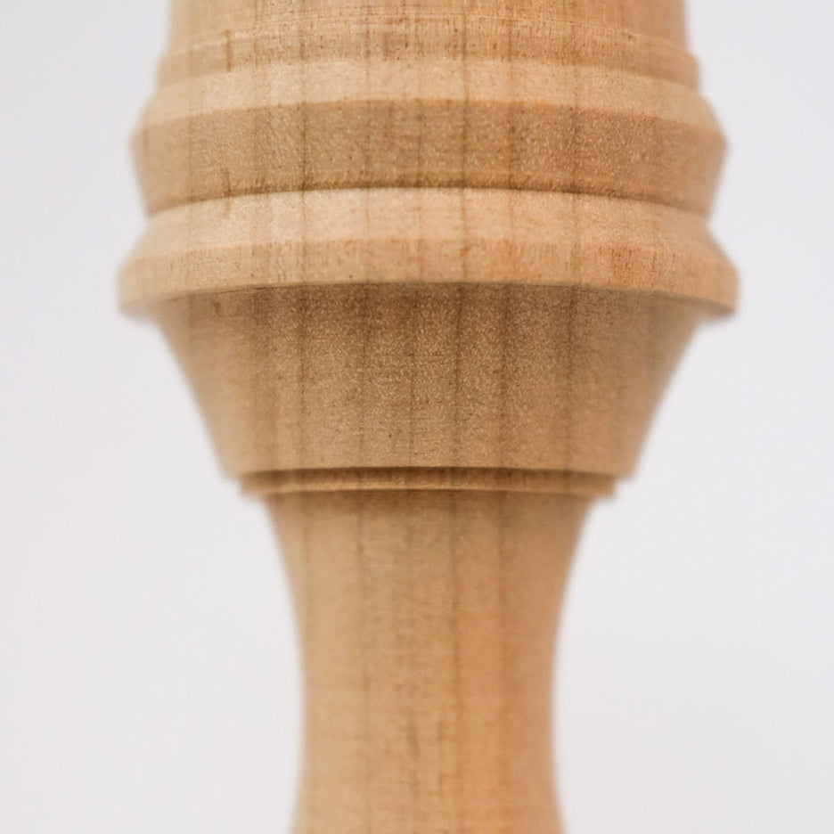 木製ブラシの柄の中央部分、ろくろで削られたデザインのクローズアップ