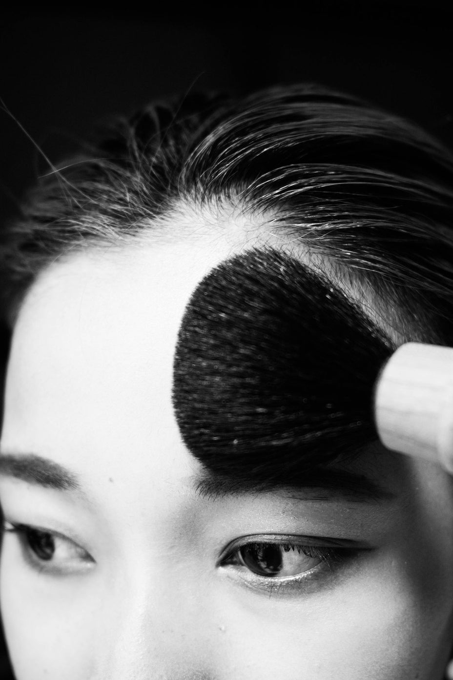 メイクブラシのクローズアップ、モノクロ写真で髪の質感と流れを捉えた構図