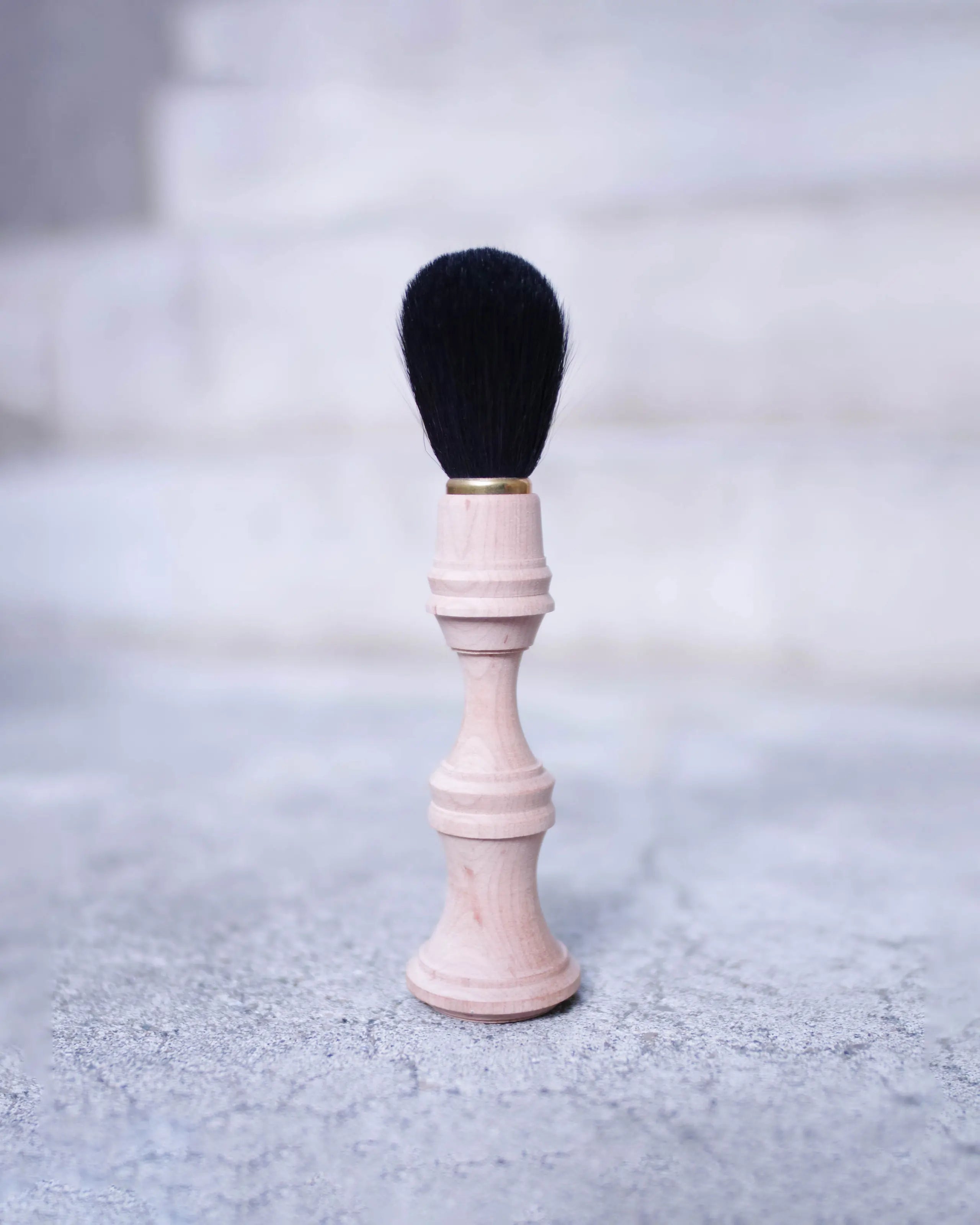 HUMBLE CRAFT フェイスブラシ 天然木スタンド型 世界観イメージ 日本製 職人仕上げ